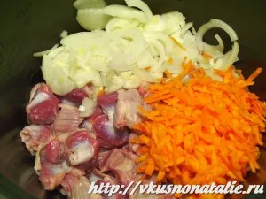 Лук для тушения с куриными желудками