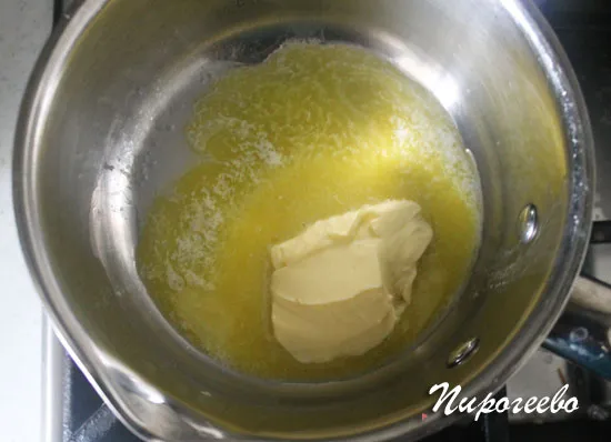 Растапливаем сливочное масло до жидкого состояния