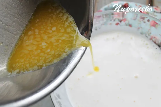 Добавляем остывшее сливочное масло в тесто