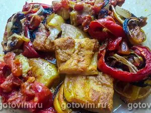 Морской окунь в духовке с овощами и лимонами