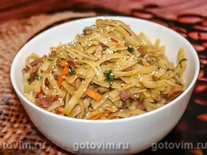 Яичная лапша с овощами и копченой индейкой