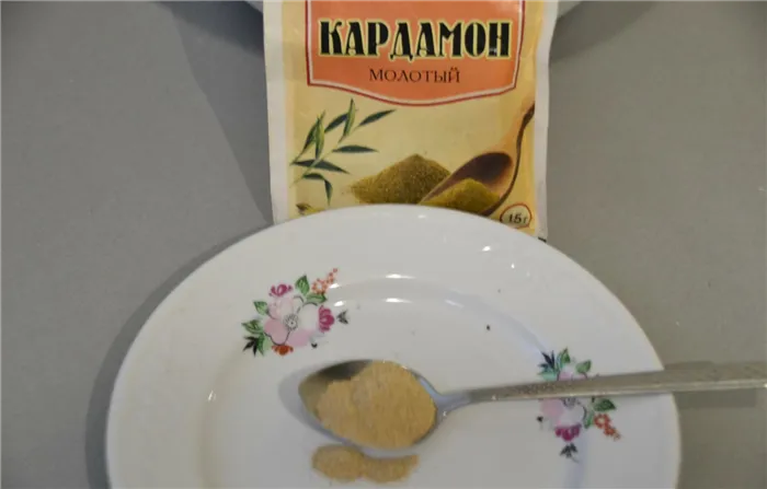 кардамон в чайной ложке