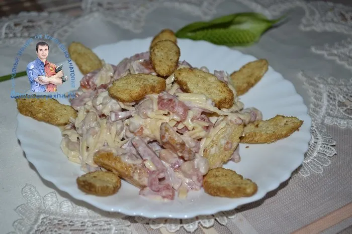 Салат с фасолью, помидорами и сухариками