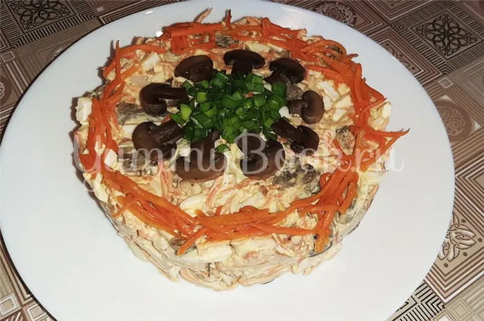 Салат с копчёной курицей, грибами и морковью по-корейски