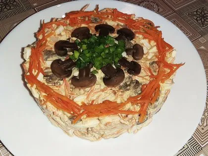 Салат с копчёной курицей, грибами и морковью по-корейски