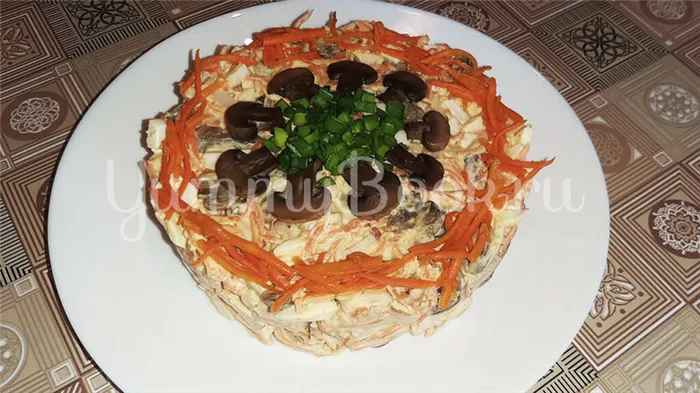 Салат с копченой курицей, грибами и морковью по-корейски - шаг 4