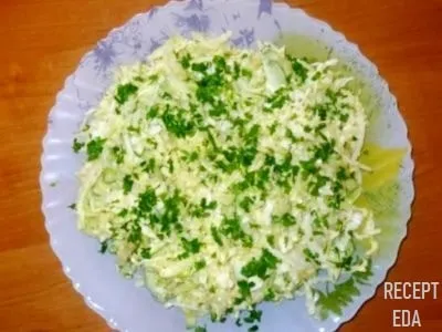 Салат из капусты с яйцом и огурцом