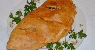 Закрытая пицца кальцоне с курицей и грибами