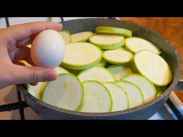 Пирог с кабачками и яйцами на сковороде