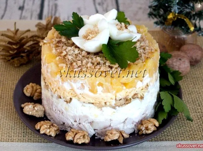 Салат с курицей, ананасом и грецким орехом