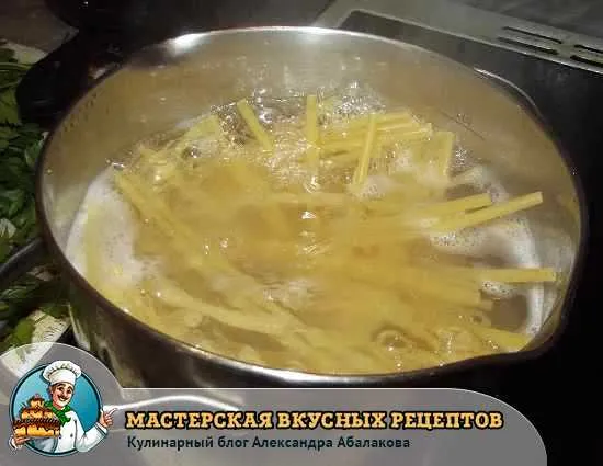 итальянские макароны варятся в кастрюле