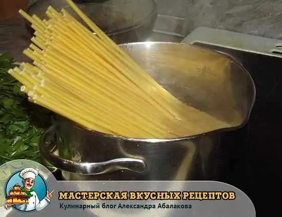 макароны торчат из кастрюли