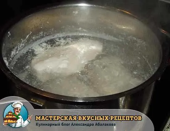 куриная грудка кипит в воде