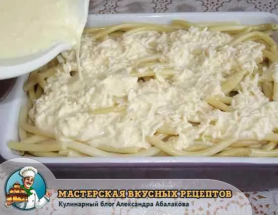 залить макароны сметаной с яйцами