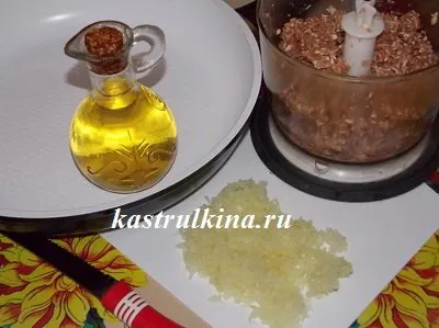 делаем начинку из мяса и грибов