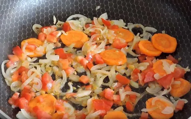 Обжарка лука и моркови
