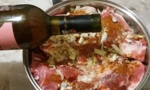 Маринование мяса в белом вине