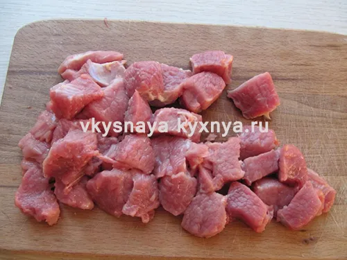 Нарежем кусочками мясо.