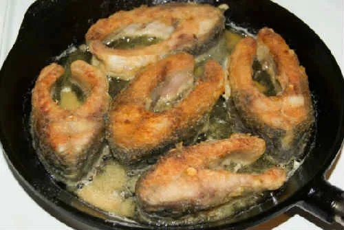 Жареный карп на сковороде