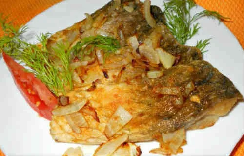 Жареный карп на сковороде