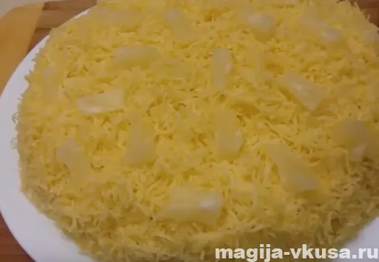 Салат с курицей и ананасами