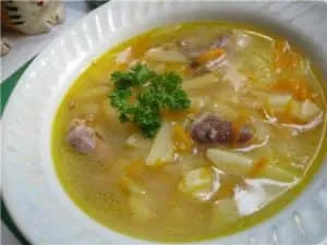 Суп из куриных сердечек с картофелем, зеленью и сметаной