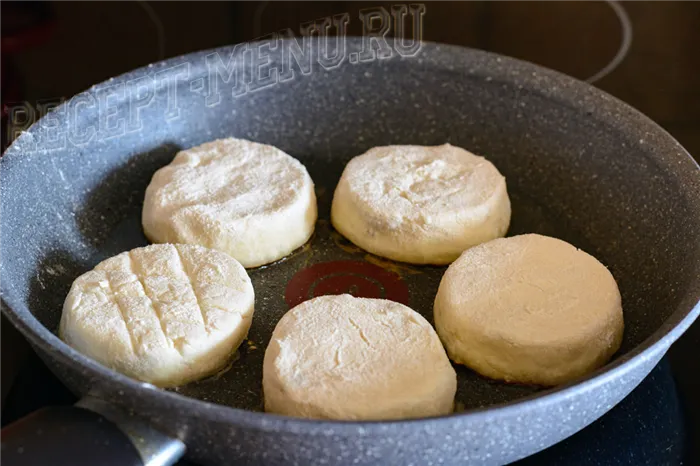  жарить сырники на сковороде