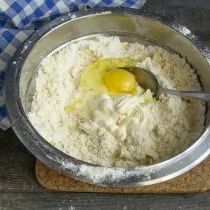 Разбиваем в миску крупное куриное яйцо.