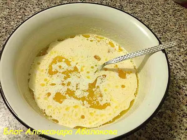 Смешать маргарин с яйцами.