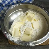 Сливочное масло режем кубиками, добавляем к муке.