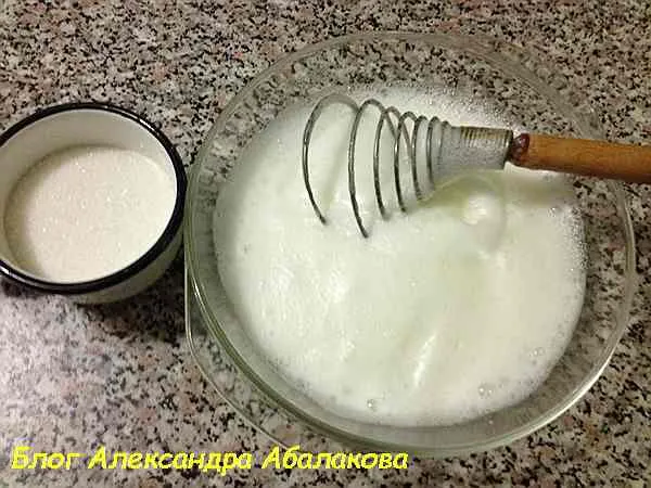 Взбитые белки для песочного торта.