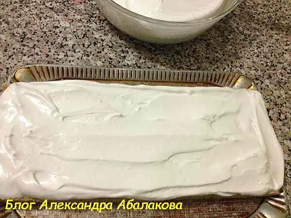 Смазанный кремом песочный корж.