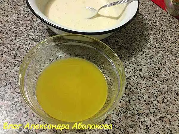 Растопить пачку маргарина.