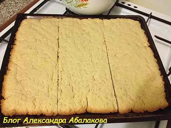 Испеченный корж для песочного торта.