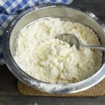 Растираем масло с мукой руками, добавляем майонез.
