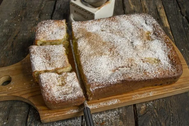 Пышная творожная шарлотка с яблоками готова