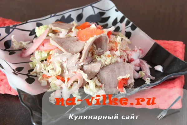 Салат из языка с пекинской капустой