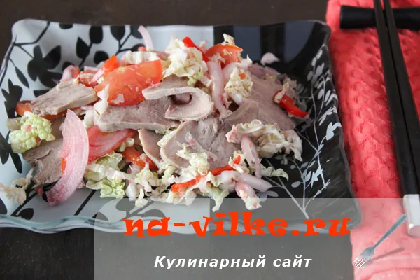 Салат из языка с пекинской капустой