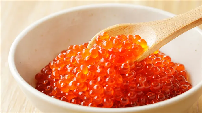 <p>Для засолки икры в домашних условиях потребуется отделить икринки от пленки</p>
<p>» /></p>
<ul>
<li><strong>Жабры.</strong> У свежей рыбы жабры должны быть ярко-красного цвета. Если жабры серые или темные, а также сопровождаются неприятным запахом, это сигнализирует о низком качестве продукта.</li>
<li><strong>Глаза.</strong> Глаза должны быть ясными, прозрачными и выпуклыми. Если у рыбы глаза ввалились или усохли, значит, она уже несвежая.</li>
</ul>
<h2>Что потребуется для засолки кеты</h2>
<ul>
<li>филе кеты — 1 кг</li>
<li>соль крупного помола — 3 ст. л.</li>
<li>сахар — 1 ст. л.</li>
<li>стеклянный или пластиковый лоток</li>
</ul>
<h2>Как засолить кету в домашних условиях</h2>
<p>Кулинар и YouTube-блогер Алексей Пестов подробно описывает свой способ засолки кеты в домашних условиях.</p>
<p>«Если вы купили замороженную целую рыбу, рекомендуется за 12 часов до приготовления поместить её для размораживания в холодильник, не вынимая из вакуумной упаковки. Таким образом, рыбка останется сочной. Имейте в виду, что после разделки вес филе составляет примерно 50% от массы тушки», — объясняет он.</p>
<p><img decoding=