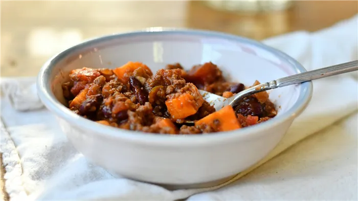 Рагу из кабачков с мясом, приготовленное на сковороде.