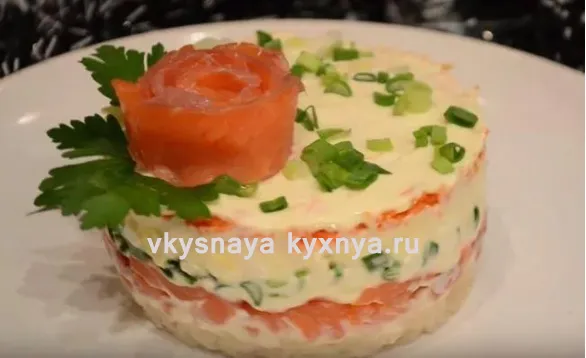 Витаминный салат с кальмарами и морской капустой