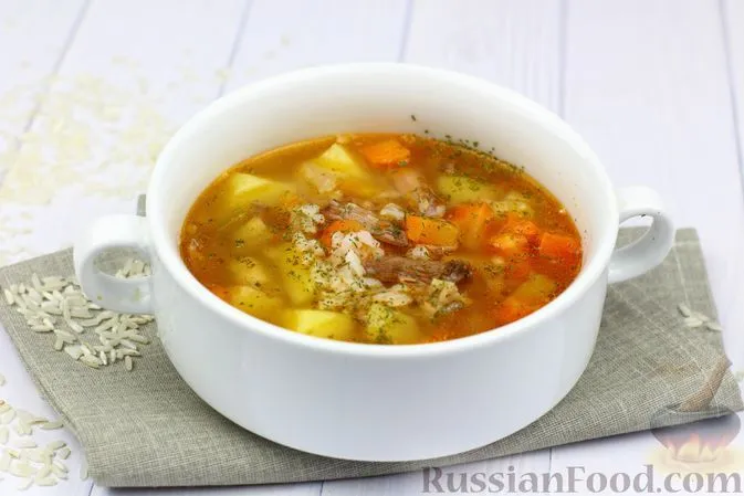 Фото к рецепту: Картофельный суп с тушенкой и рисом