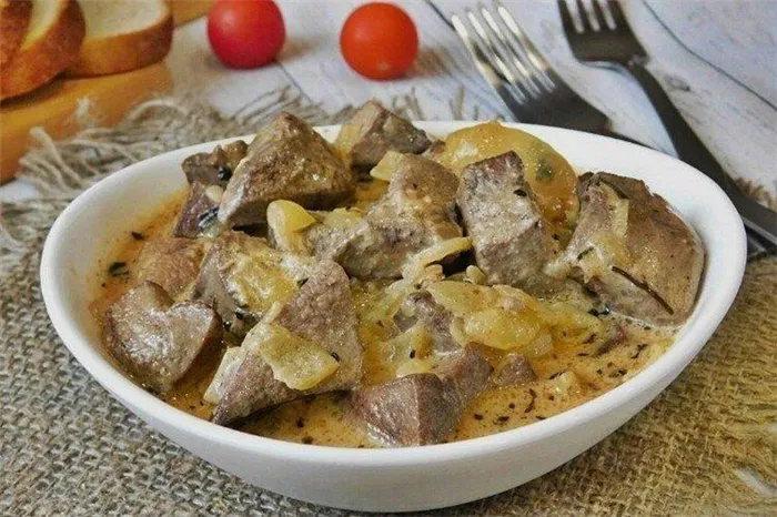 Куриная печенка с луком и морковью в сметане