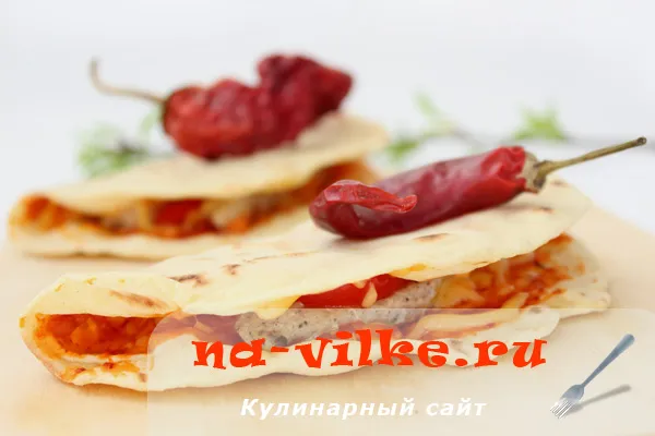 Фахитос с курицей, сладким перцем и сыром