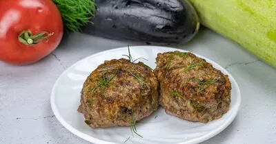 Котлеты из мясного фарша с баклажанами и кабачком