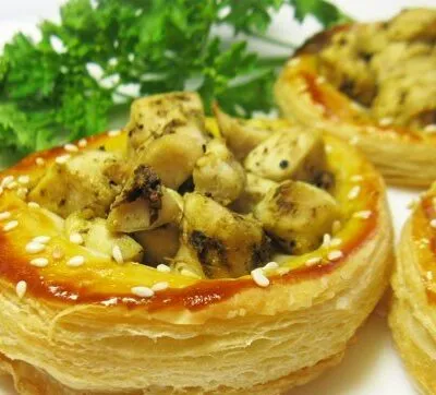 Открытые пирожки с куриной грудкой и соусом песто - рецепт с фото